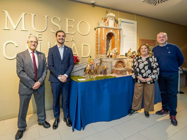 El alcalde, Alejandro Navarro Prieto, y el concejal de Cultura, José Antonio Moreno, visitando el Gran Belén Monumental del Museo de la Ciudad, acompañados por el vicepresidente 1º de la Asociación Belenista de Madrid, Fernando de Miguel y la vocal de campaña, Sagrario García