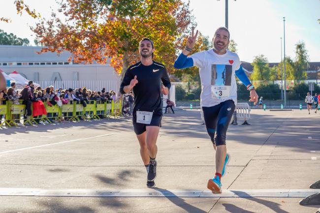 El alcalde, Alejandro Navarro Prieto, participó en la prueba deportiva junto a miles de torrejoneros en una gran jornada para el atletismo de la ciudad