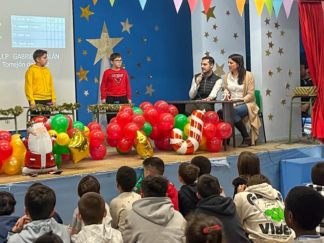 El alcalde, Alejando Navarro Prieto, participa de sorpresa como jurado en la IX edición del concurso de cálculo mental del CEIP Gabriel y Galán 