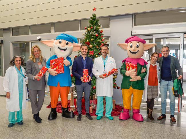 El alcalde, Alejandro Navarro Prieto, el concejal de Bienestar, Educación e Inmigración Rubén Martinez y la edil de Sanidad, Digitalización y Transparencia, Carla Picazo, junto a Los Guachis y el personal del Hospital Universitario de Torrejón, en su visita a los niños hospitalizados en la unidad de Pediatría del centro sanitario torrejonero