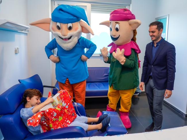 Los Guachis visitan el Hospital Universitario de Torrejón de Ardoz para regalar sonrisas y juguetes a los niños hospitalizados