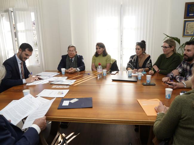 Firma del contrato de compra de La Casa Grande