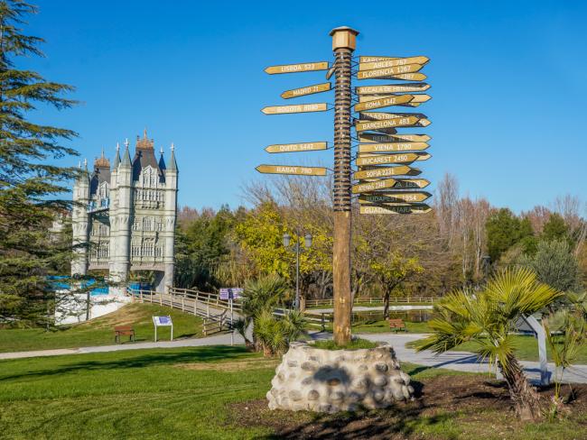 Suecia llega al Parque Europa con la réplica del icónico “Monument of Northernmost of Sweden”  