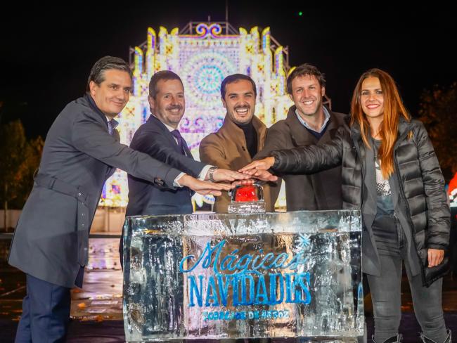 El alcalde, Alejandro Navarro Prieto, el consejero de Cultura, Turismo y Deporte de la Comunidad de Madrid, Mariano de Paco Serrano, la concejala de Igualdad y Festejos, María Eugenia Gil, y el cofundador de Productores de Sonrisas, Rafael González Villanueva, inaugurando la  Puerta Mágica