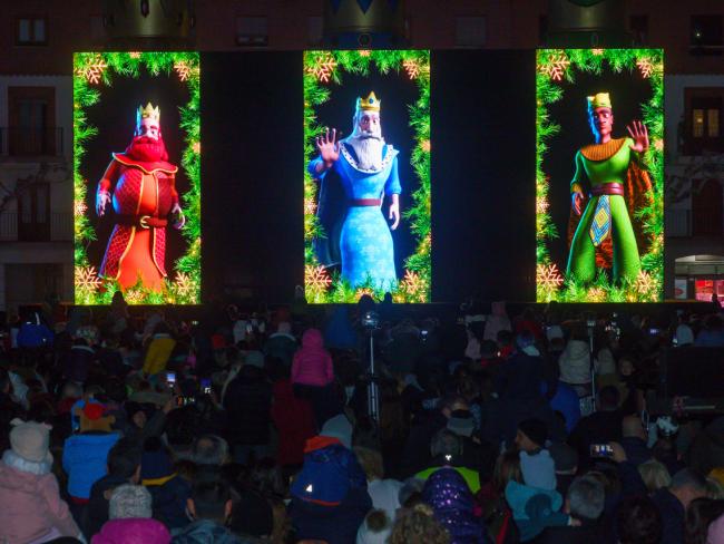 Gran acogida por parte de miles de torrejoneros a la brillante inauguración de la espectacular iluminación navideña de la ciudad y de la Plaza de la Navidad 