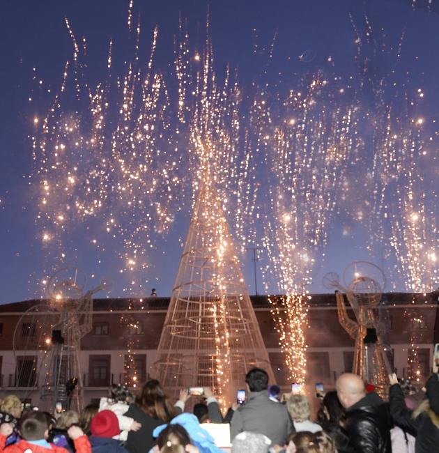 Gran acogida por parte de miles de torrejoneros a la brillante inauguración de la espectacular iluminación navideña de la ciudad y de la Plaza de la Navidad 