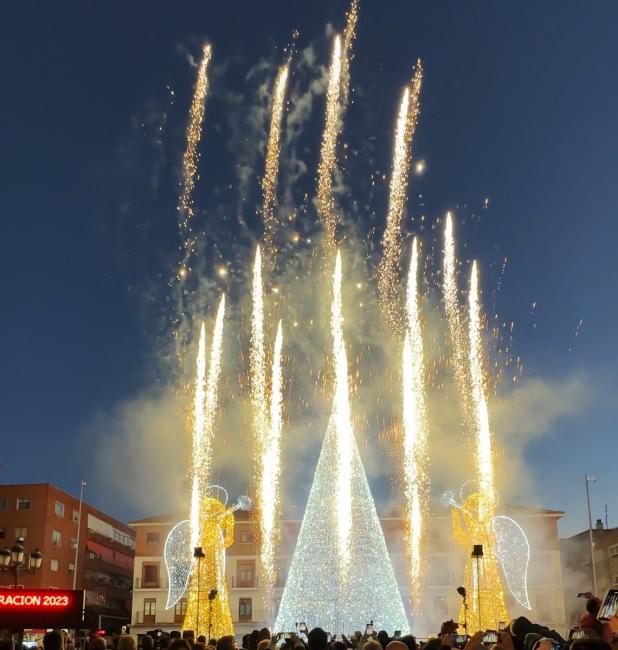Gran acogida por parte de miles de torrejoneros a la brillante inauguración de la espectacular iluminación navideña de la ciudad y de la Plaza de la Navidad 