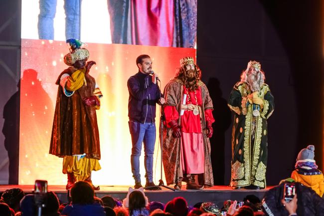 El alcalde, Alejandro Navarro Prieto, junto a los Reyes Magos saludando a los vecinos