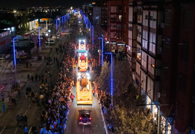 Grandes y pequeños disfrutaron de la comitiva compuesta por 19 carrozas y 22 pasacalles