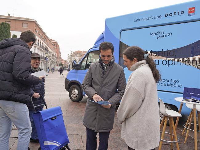 El alcalde, Alejandro Navarro Prieto, y Alexandra Carrasco, responsable de la  iniciativa Patio Campus, visitando la iniciativa Madrid Abierto