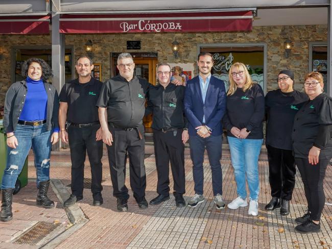El alcalde, Alejandro Navarro Prieto, y la concejala de Turismo, Miriam Gutiérrez, visitando el bar Córdoba, de la Galería Comercial Orbasa