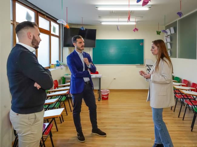 El alcalde, Alejandro Navarro Prieto, visitando “Language Corner Academy”, junto a su gerente, Noelia Marcos Delgado