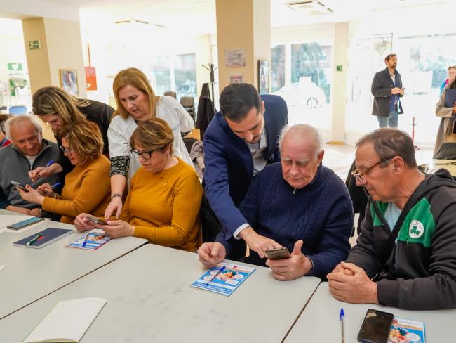 El alcalde, Alejandro Navarro Prieto, y la concejala de Mayores y Voluntariado, Ana Verónica González, junto a los mayores que han participado en el taller