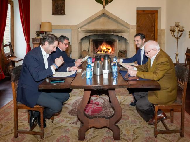El alcalde, Alejandro Navarro Prieto, con los exalcaldes socialistas, José Pina y Francisco García Lorca, y el popular Ignacio Vázquez, consejero delegado de Metro de Madrid