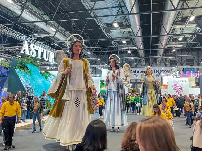 Los Ángeles Navideños Gigantes durante una de sus actuaciones en FITUR