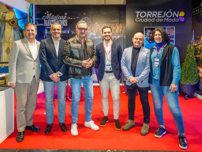 El conocido periodista, Carlos Herrera, junto al alcalde, Alejandro Navarro Prieto, el primer teniente de alcalde, Valeriano Díaz, el segundo teniente de alcalde, José Luis Navarro, Alberto Cantalejo, concejal de Seguridad, y la concejala de Turismo, Miriam Gutiérrez