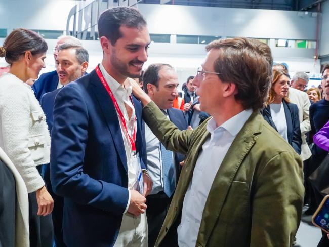 El alcalde de Torrejón, Alejandro Navarro Prieto, con el alcalde de Madrid, José Luis Martínez-Almeida 