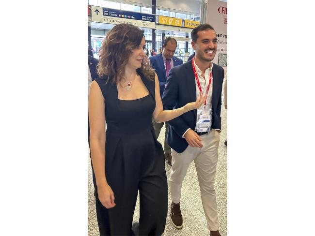 El alcalde, Alejandro Navarro Prieto, y la presidenta de la Comunidad de Madrid, Isabel Díaz Ayuso