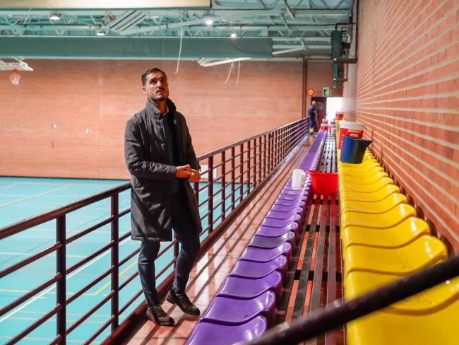 El alcalde, Alejandro Navarro Prieto, anuncia que se van a cambiar las cubiertas de la Escuela Infantil La Cigarra y la Hormiga, el Pabellón Deportivo Sonia Abejón M-4 y el Colegio Vicente Aleixandre para solventar las goteras que sufren estas instalaciones