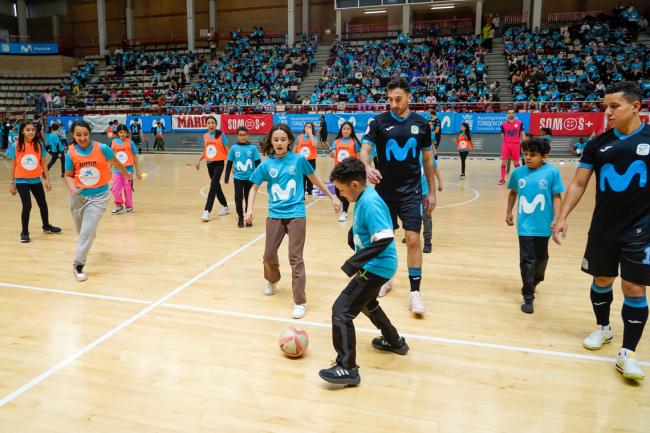 Más de 700 escolares de Torrejón de Ardoz han disfrutado junto a los jugadores de Movistar Inter FS de la Gira Movistar Megacracks