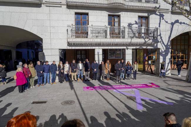 Torrejón de Ardoz guarda un minuto de silencio en homenaje a las víctimas de la violencia de género de 2023