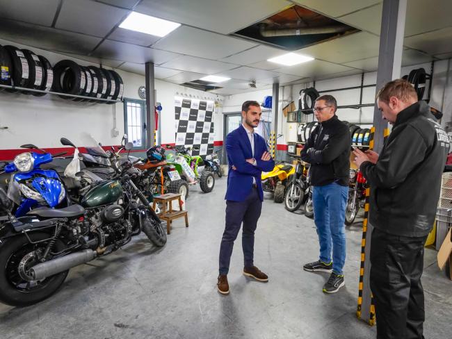El alcalde, Alejandro Navarro Prieto, visitando “Motos Limones”, junto a sus gerentes, Raúl y Fernando Limones