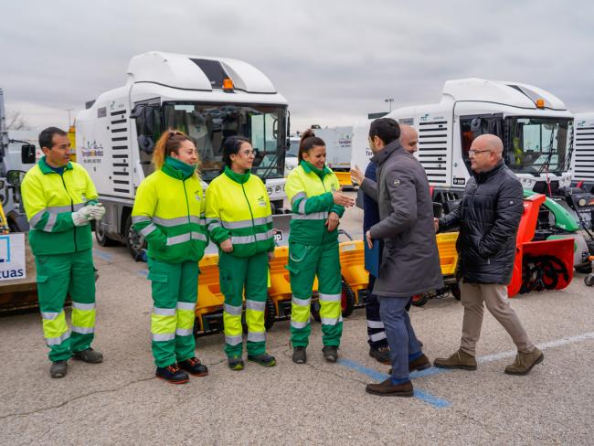 El alcalde, Alejandro Navarro Prieto, saludando a los trabajadores y trabajadoras junto al primer teniente de alcalde y concejal de Obras, Valeriano Díaz