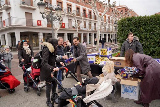 El alcalde, Alejandro Navarro Prieto, y la concejal de Igualdad y Festejo, María Eugenia Gil Blázquez colaborando en el reparto de las chuchería y gusanitos  