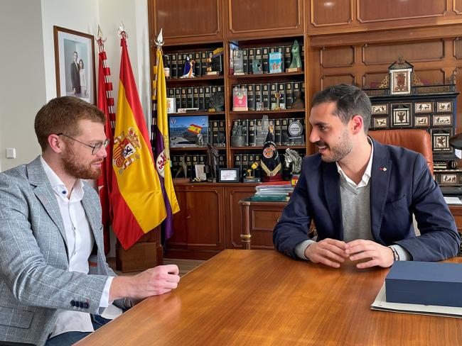 El torrejonero Leonel Pekarek, recibido en el Ayuntamiento por el alcalde de Torrejón,  Alejandro Navarro Prieto