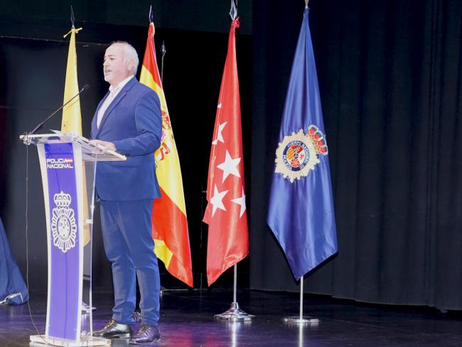 El concejal de Cultura, José Antonio Moreno, tenor internacional, ha interpretado el himno de la Policía Nacional
