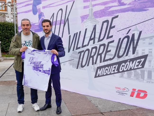 El alcalde, Alejandro Navarro Prieto, junto al hermano de Miguel Gómez, Alejandro