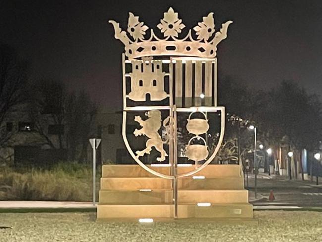 La nueva gran escultura “Escudo Torrejón”