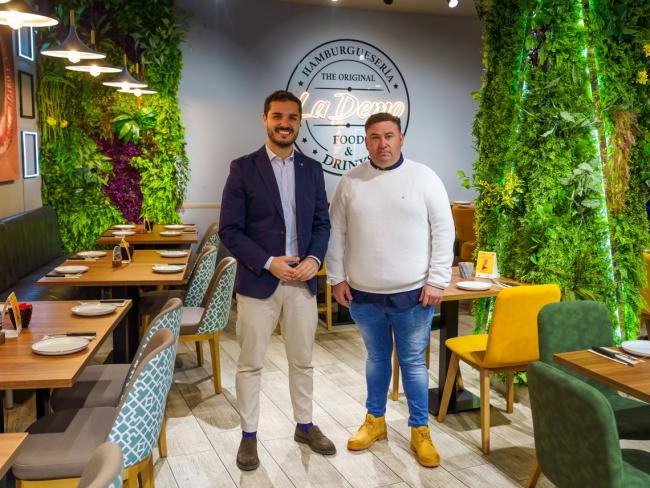 El alcalde, Alejandro Navarro Prieto, visitando “Hamburguesería La Demo”