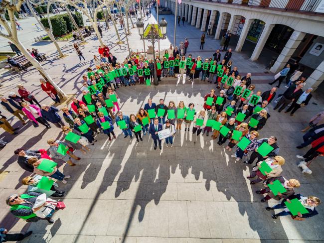 Torrejón de Ardoz se sumó a la conmemoración del Día Mundial contra el Cáncer con un gran lazo humano con el lema “Todos contra el cáncer”