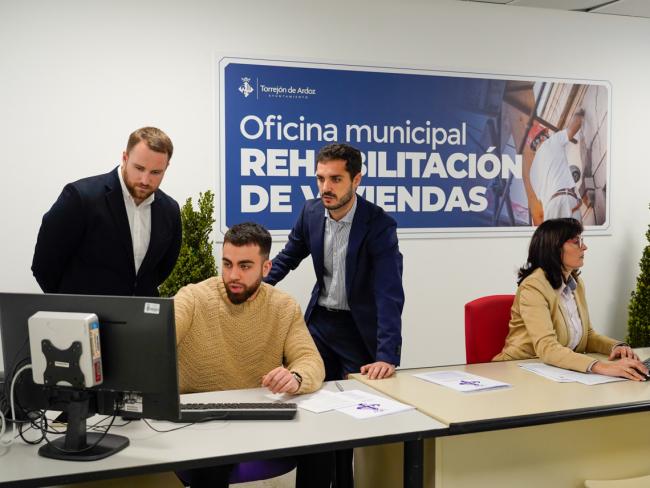 El alcalde, Alejandro Navarro prieto, y el concejal de Urbanismo y Vivienda, Víctor Miranda, visitando la Oficina de Rehabilitación de Viviendas