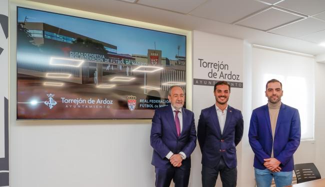 El alcalde, Alejandro Navarro Prieto, el presidente de la Real Federación de Fútbol de Madrid, Francisco Díez Ibáñez, y Jesús Herrero, capitán de la Selección Española de Fútbol Sala y de Movistar Inter