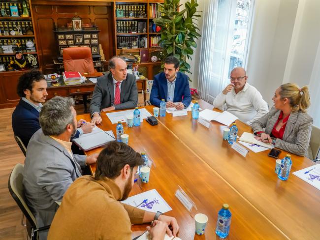 El alcalde, Alejandro Navarro Prieto, el consejero de Digitalización de la Comunidad de Madrid, Miguel López-Valverde, el concejal de Administración, Valeriano Díaz, y la concejala de Digitalización, Carla Picazo