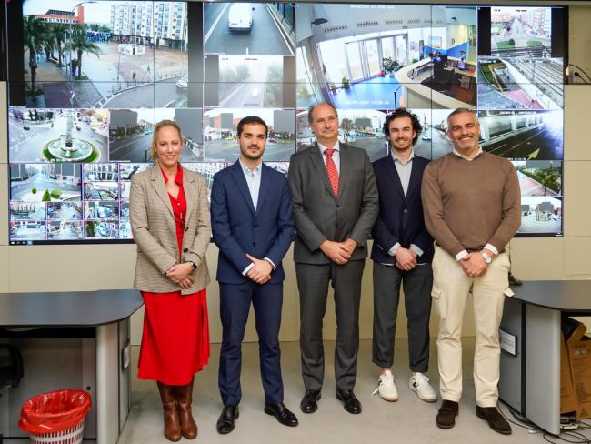 El alcalde, Alejandro Navarro Prieto, el consejero de Digitalización de la Comunidad de Madrid, Miguel López-Valverde, la concejala de Digitalización, Carla Picazo y el edil de Seguridad, Alberto Cantalejo, visitando el Centro de Control de la Policía Local