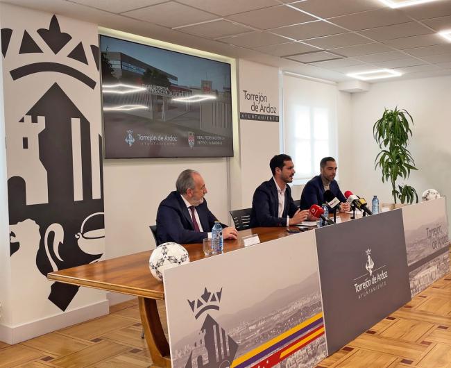 El alcalde, Alejandro Navarro Prieto, el presidente de la Real Federación de Fútbol de Madrid, Francisco Díez Ibáñez, y Jesús Herrero, capitán de la Selección Española de Fútbol Sala y de Movistar Inter