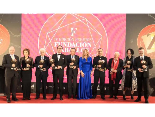 Premiados de la gala, de izquierda a derecha, Rafel Yuste, Ana Rosa Quintana, Gustavo Suárez Pertierra, Antonio Garamendi Lecanda, Federico Mayor Zaragoza, Manuel Pérez López, padre Ángel, Miriam Gutiérrez, y Pablo Heras-Casado, junto con la presidenta de la Fundación Zaballos, Emilia Zaballos