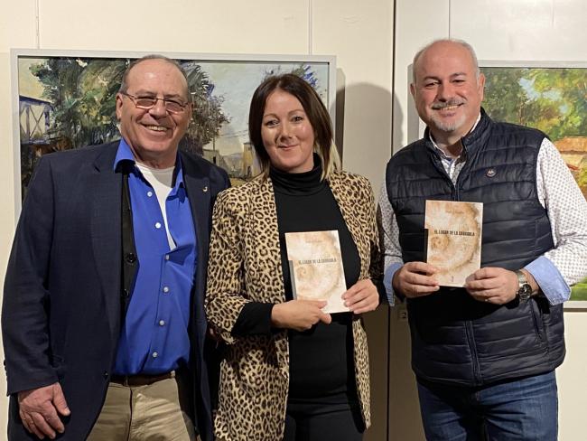 Susi Campos junto al concejal de Cultura, José Antonio Moreno y Enrique Sánchez Ferrera que presentó el acto