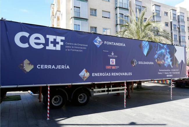 El aula móvil está situada en la Plaza de España