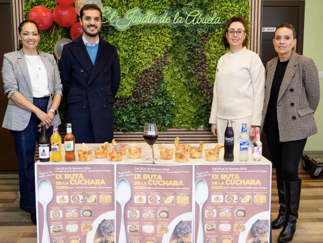 El alcalde, Alejandro Navarro Prieto, la secretaria general del UNICEM, Carolina Santana, y las propietarias de El Jardín de la Abuela, presentando la IX Ruta de la Cuchara en este establecimiento ubicado en la calle Marquesas, 2 y que presentan la tapa con “Las Pelotas de la Abuela”