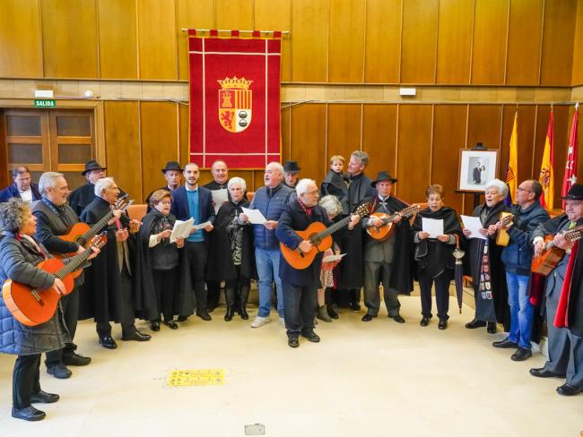 El concejal de Cultura, José Antonio Moreno, acompañando con su voz a los miembros de la Asociación Amigos de la Capa Española, de la Coral Polifónica, de la Rondalla Torrejón de Ardoz y de la Rondalla Orión 