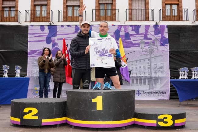 Alejandro Gómez, hermano de Miguel Gómez, recibió una camiseta con el dorsal 1 como homenaje de parte del alcalde Alejandro Navarro Prieto