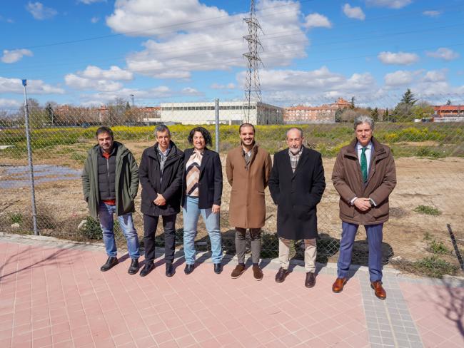 El alcalde, Alejandro Navarro Prieto, el presidente de la Real Federación de Fútbol de Madrid, Francisco Díez Ibáñez, la concejala de Turismo, Miriam Gutiérrez, el secretario general de la RFFM, José Martín Gallardo, y el presidente del Comité de Fútbol Sala, Roberto Gracia, en la parcela donde se ubicará la Ciudad Deportiva de la Real Federación de Fútbol de Madrid