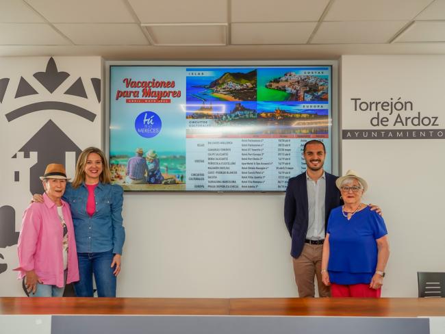 El alcalde, Alejandro Navarro Prieto, la concejala de Mayores y Voluntariado, Ana Verónica González, la presidenta de la Junta Directiva de Mayores, Mª Carmen González, y otros componentes de la Junta Directiva presentando la iniciativa