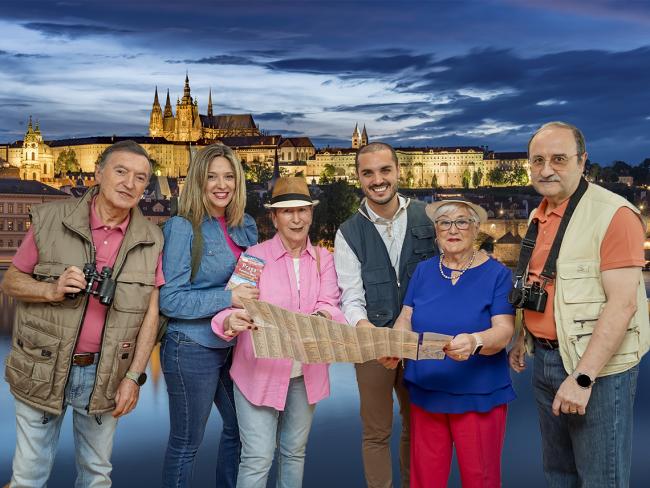 El alcalde, Alejandro Navarro Prieto, la concejala de Mayores y Voluntariado, Ana Verónica González y componentes de la Junta Directiva presentando las Vacaciones de Mayores con una imagen recreada de Praga