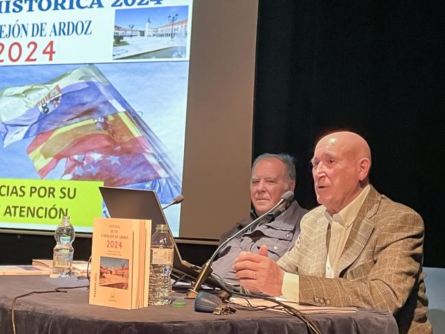 Los autores de la agenda, José María Merino y Alfonso Martínez en el momento de su presentación ayer en la Casa de la Cultura