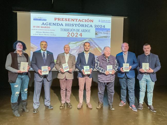 El alcalde, Alejandro Navarro Prieto, la concejala de Turismo, Miriam Gutiérrez, el edil de Cultura, José Antonio Moreno, los autores de la agenda, José María Merino y Alfonso Martínez, el general de la Base Área de Torrejón, Alfonso Reyes, y el concejal del PSOE, Javier Castillo 